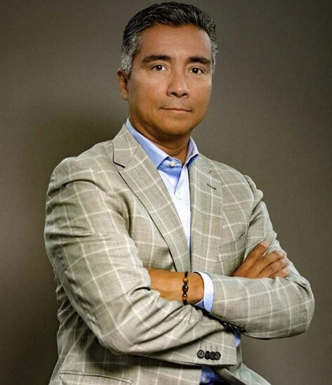 Dr. Moisés Santos González